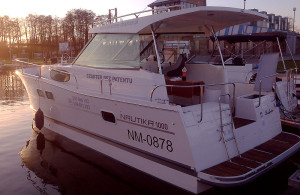 Jacht Nautika 1000 to łódź spacerowa typu House Boat umożliwiająca czarter i wypoczynek na akwenach Wielkich Jezior Mazurskich.